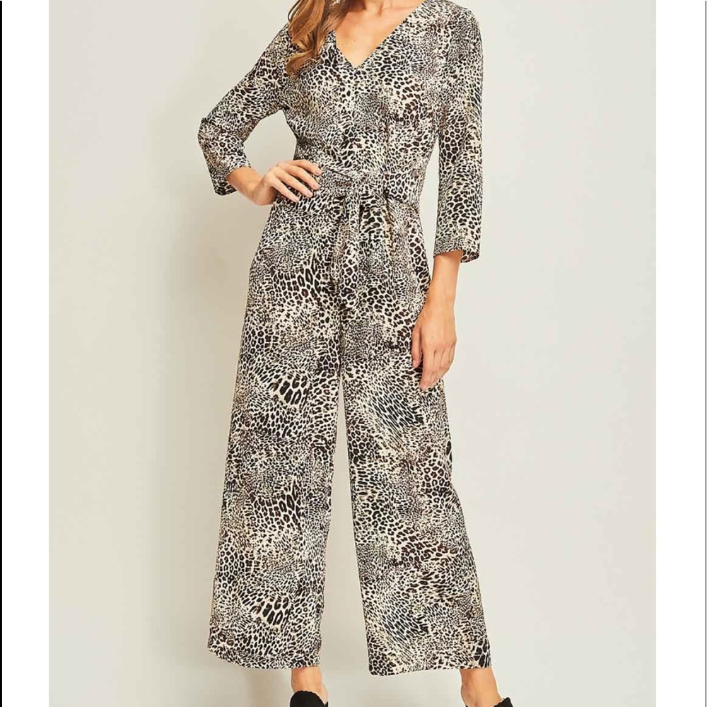 Entro Leopard Jumpsuit size Large ✨NEW✨